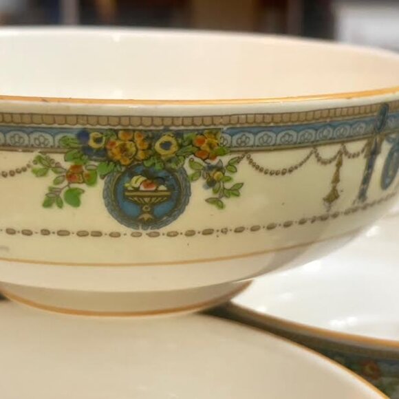 Set of 4 Vintage Double Handle Floral Cream Soup Bowls: Gold Trim England - Picture 6 of 12